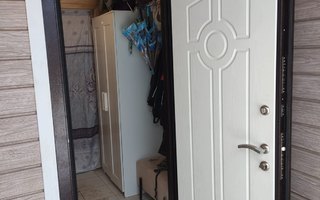 металлическая дверь на дачу, фото с места установки, внутренняя сторона
