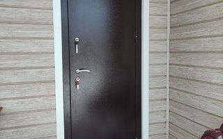 антивандальная металлическая дверь на дачу, общее фото с места установки