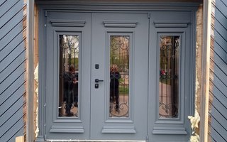 дверь с тремя створками для загородного дома