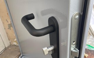 двустворчатая дверь с покрытием нитроэмалью с противопожарным замком