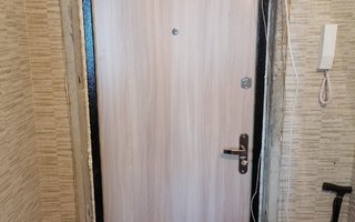 недорогая металлическая дверь с ламинированной панелью внутри