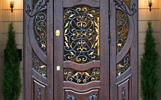 входная дверь со стеклом и ковкой - общий вид
