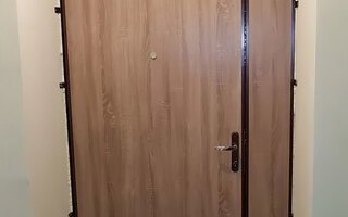 дверь для тамбурного помещения с ламинированной панелью под дерево